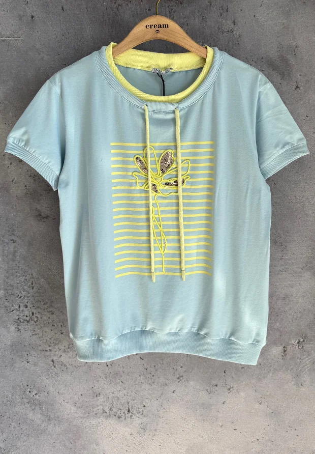  MEGI JASNO NIEBIESKA BLUZKA Z CYTRYNOWYM HAFTOWANYM KWIATEM / B0007