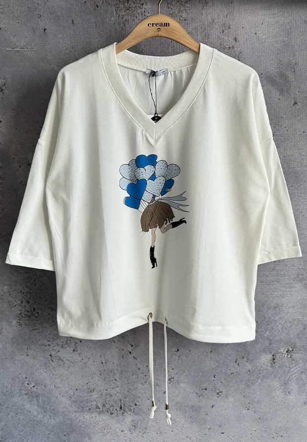 MEGI BIAŁA BLUZA - BLUZKA / KOBIETA Z JASNO NIEBIESKIMI I CHABROWYMI SERCAMI / B2716