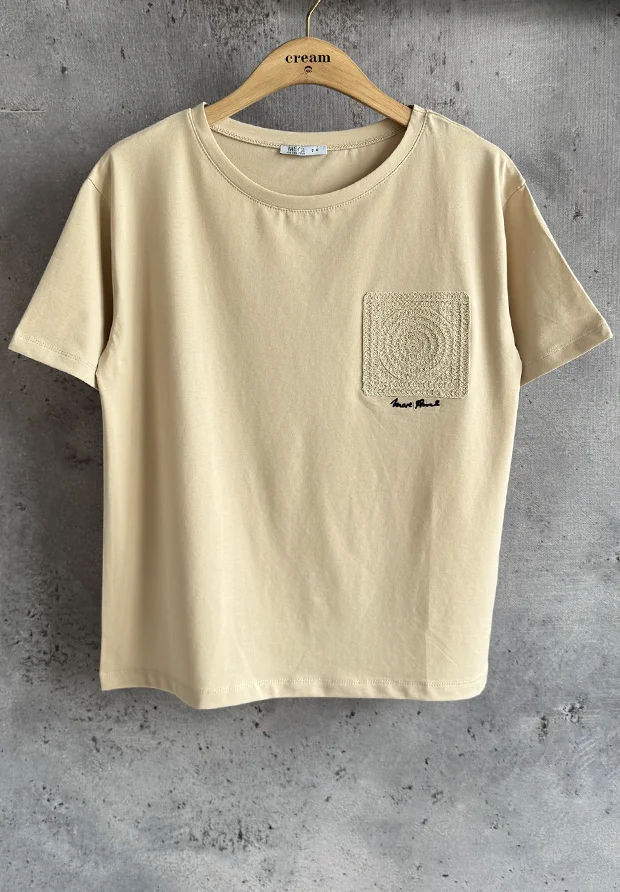 MEGI JASNO BEŻOWA BLUZKA T-SHIRT Z KORONKOWĄ APLIKACJĄ / B3310