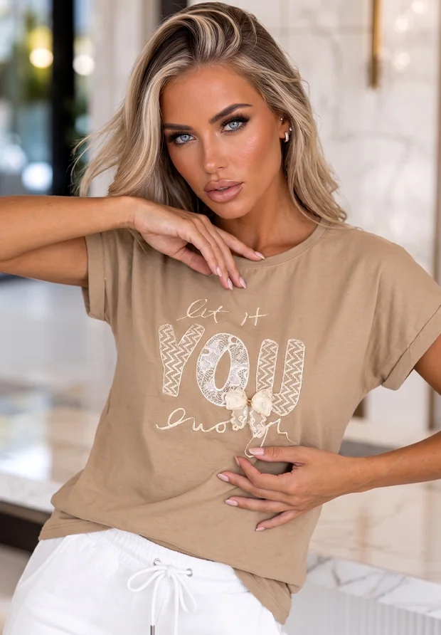 MEGI CAPPUCCINO BLUZKA T-SHIRT Z KORONKOWĄ KOKARDKĄ I NADRUKIEM / JASNY BEŻ & BIAŁY / B1628
