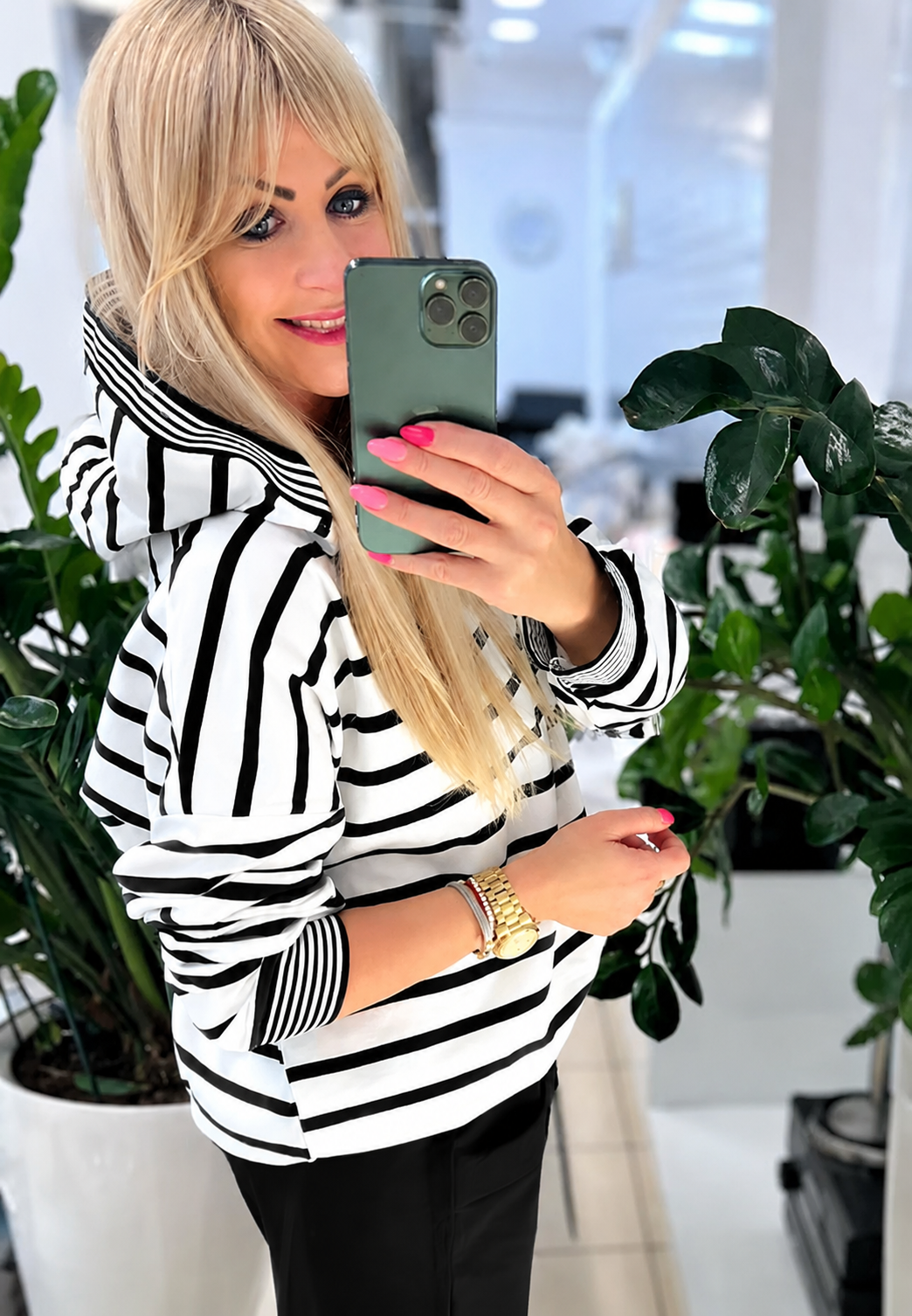 MEGI BLUZA Z KAPTUREM W CZARNE PASY /  B1317