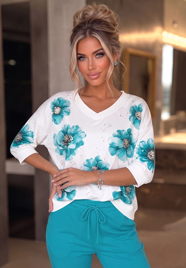 MEGI BIAŁA BLUZA W MORSKO TURKUSOWE KWIATY / ZŁOTE ZDOBIENIA / B3089