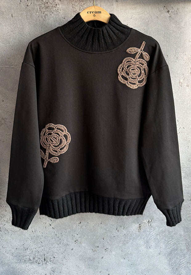 MEGI CZARNA BLUZA / SWETERKOWE CAPPUCCINO KWIATY / B2443 