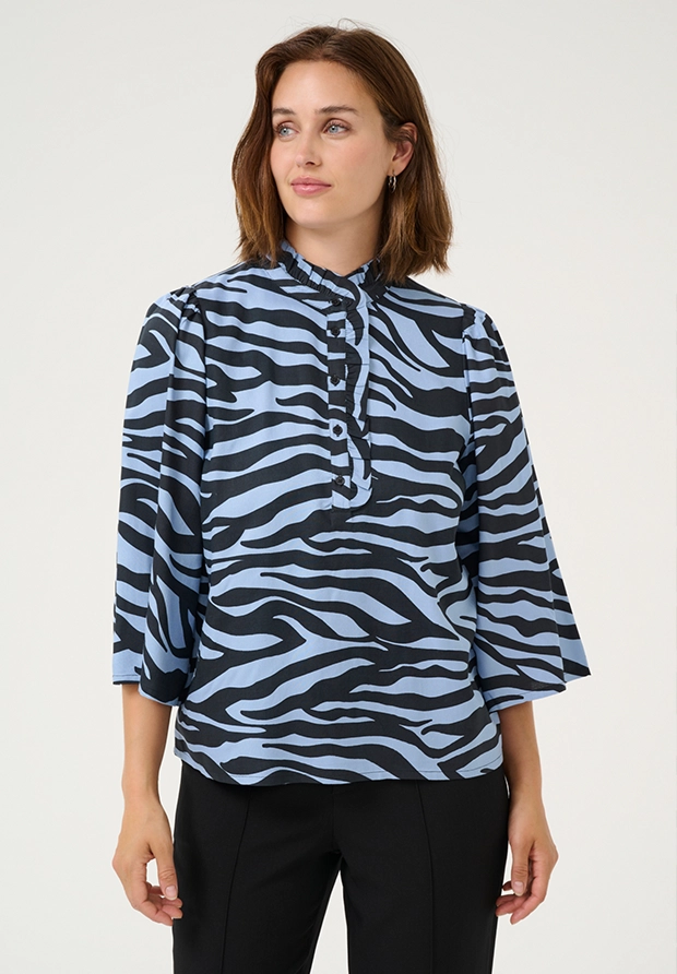 KAFFE Niebiesko-Czarna Bluzka Wiskozowa – Drapieżna zebra w nowoczesnym, miejskim wydaniu / Sugerowana cena 210 PLN