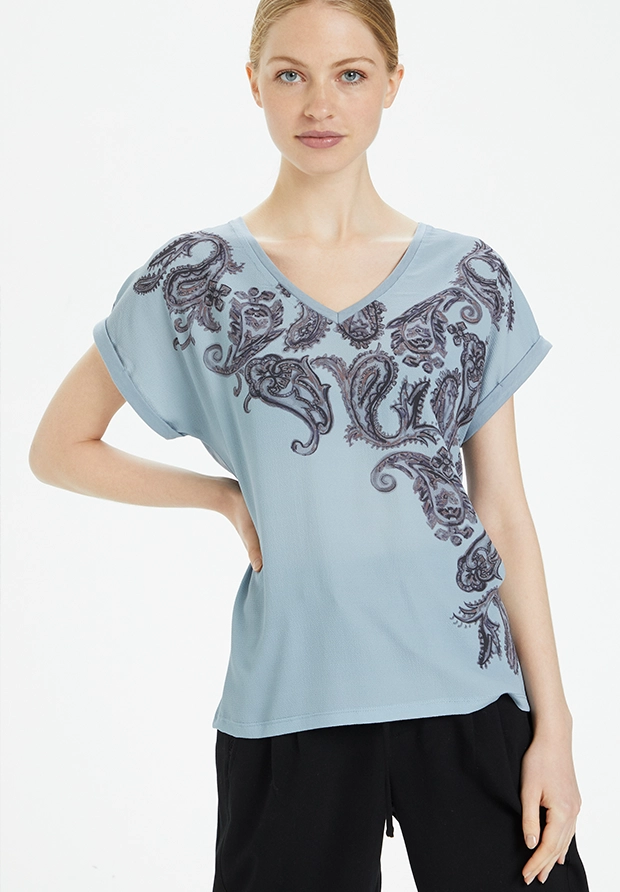 CREAM Niebieski T-shirt Wzorzysty – Artystyczny szyk w swobodnym wydaniu / Sugerowana cena 210 PLN