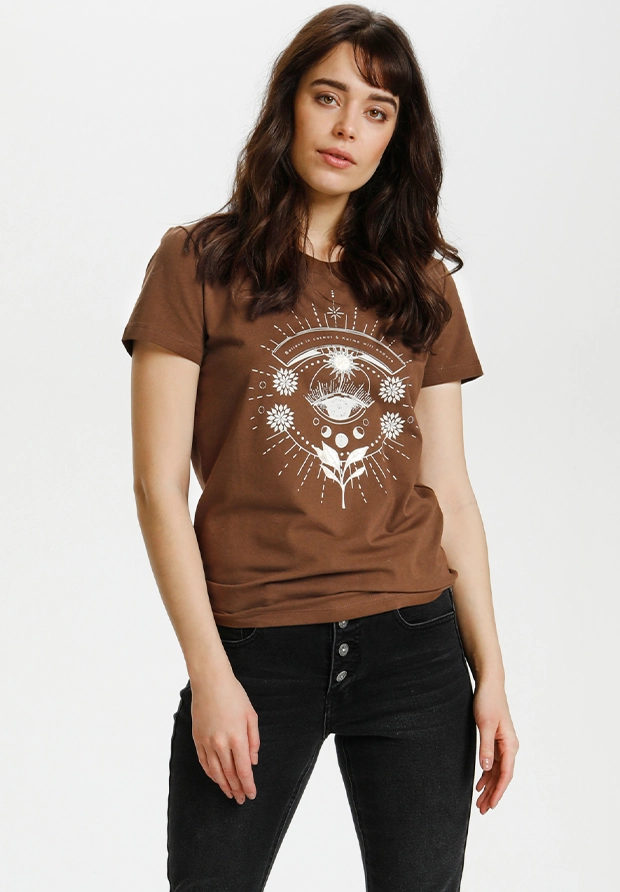 CULTURE Brązowy Klasyczny T-shirt – Mistyczny motyw i niezrównany komfort / sugerowana cena 170 PLN