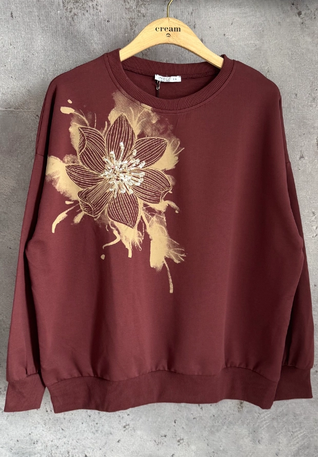 MEGI BORDOWA BLUZA Z CAPPUCCINO HAFTOWANYM KWIATEM ZDOBIONYM CEKINAMI / B2520 