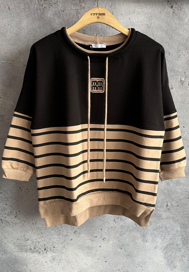 MEGI CZARNA BLUZA W CAPPUCCINO PASKI / HAFTOWANE LOGO / B2598