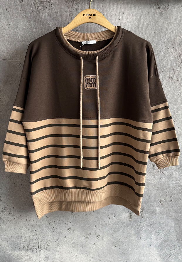 MEGI CIEMNO BRĄZOWA BLUZA W CAPPUCCINO PASKI / HAFTOWANE LOGO / B2598