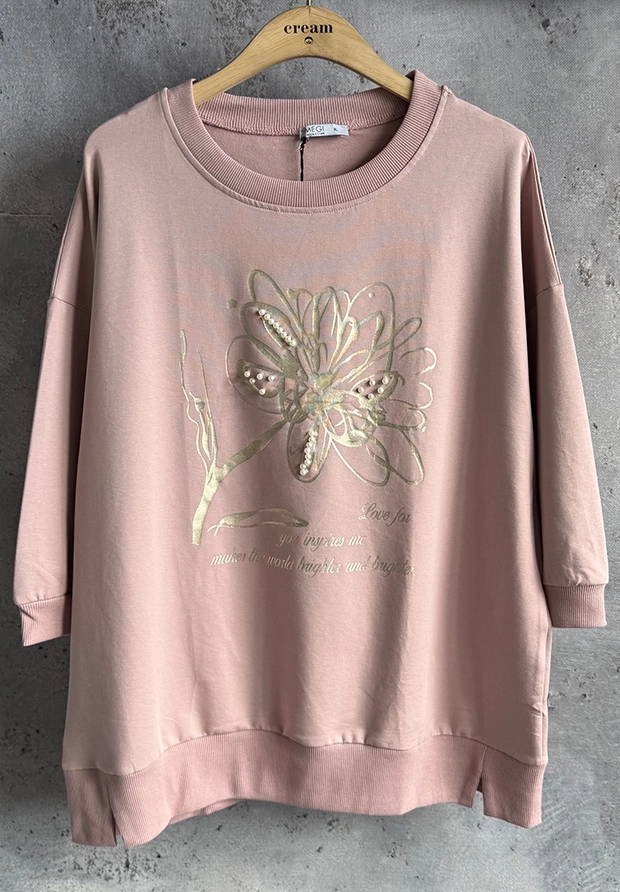 MEGI PUDROWO RÓŻOWA BLUZA / NADRUK ZE ZŁOTYM KWIATEM I PEREŁKAMI / PLUS SIZE / B2093