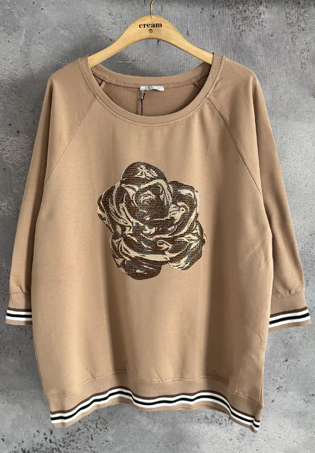 MEGI CAPPUCCINO BRĄZOWA BLUZA Z KWIATOWĄ APLIKACJĄ ZDOBIONA CYRKONIAMI / PLUS SIZE / B2268