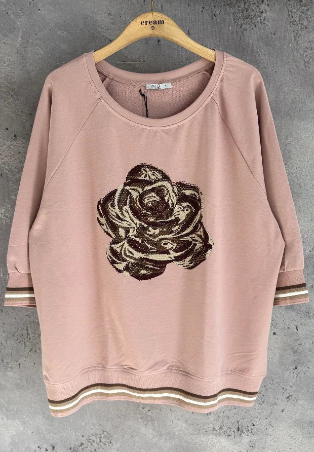 MEGI PUDROWO RÓŻOWA BLUZA Z KWIATOWĄ APLIKACJĄ ZDOBIONA CYRKONIAMI / PLUS SIZE / B2268