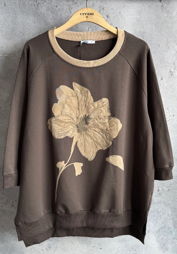 MEGI CIEMNO BRĄZOWA BLUZA Z HAFTOWANYM KWIATEM  CAPPUCCINO / PLUS SIZE / B3501