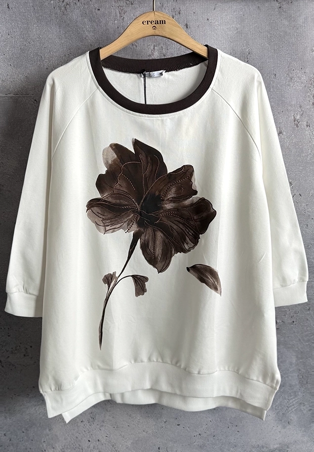MEGI BIAŁA BLUZA Z HAFTOWANYM CIEMNO BRĄZOWYM KWIATEM / PLUS SIZE / B3501