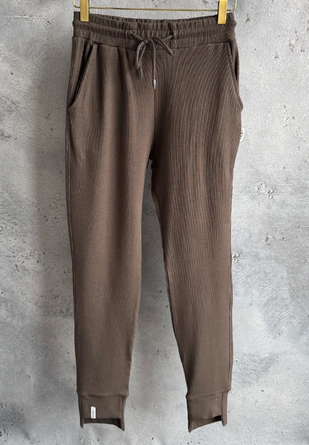 MEGI CIEMNO BRĄZOWE PRĄŻKOWANE SPODNIE / P2297 