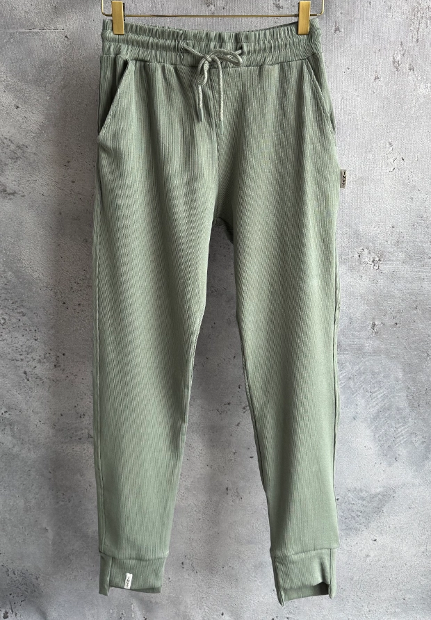 MEGI OLIWKOWE PRĄŻKOWANE SPODNIE / P2297