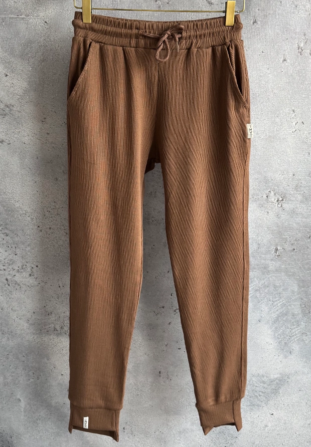 MEGI CZEKOLADOWO BRĄZOWE PRĄŻKOWANE SPODNIE / P2297 