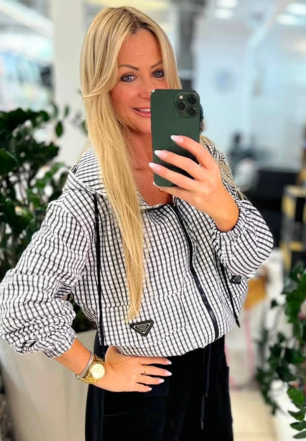 MEGI ROZPINANA BLUZA ALA KURTKA Z KAPTUREM W CZARNĄ KRATKĘ / H3339