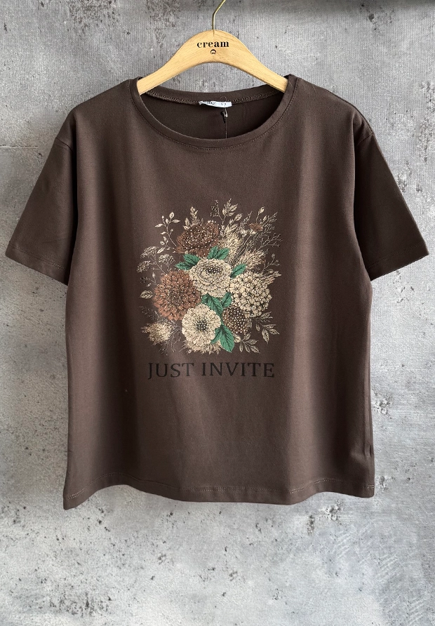 MEGI CIEMNO BRĄZOWA BLUZKA T-SHIRT Z KWIATOWĄ APLIKACJĄ / JESIENNA KOLEKCJA / B3608