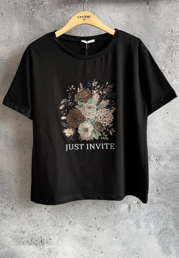 MEGI CZARNA BLUZKA T-SHIRT Z KWIATOWĄ APLIKACJĄ / JESIENNA KOLEKCJA / B3608